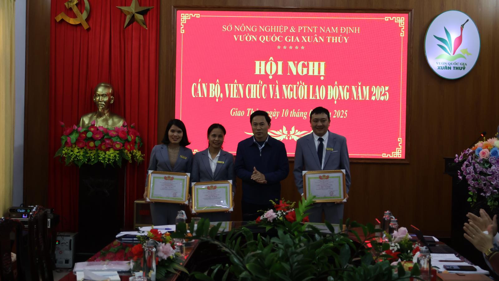 Đ/C Nguyễn Văn Hữu - Phó GĐ Sở NN&PTNT tỉnh Nam Định trao danh hiệu chiến sĩ thi đua cơ sở.